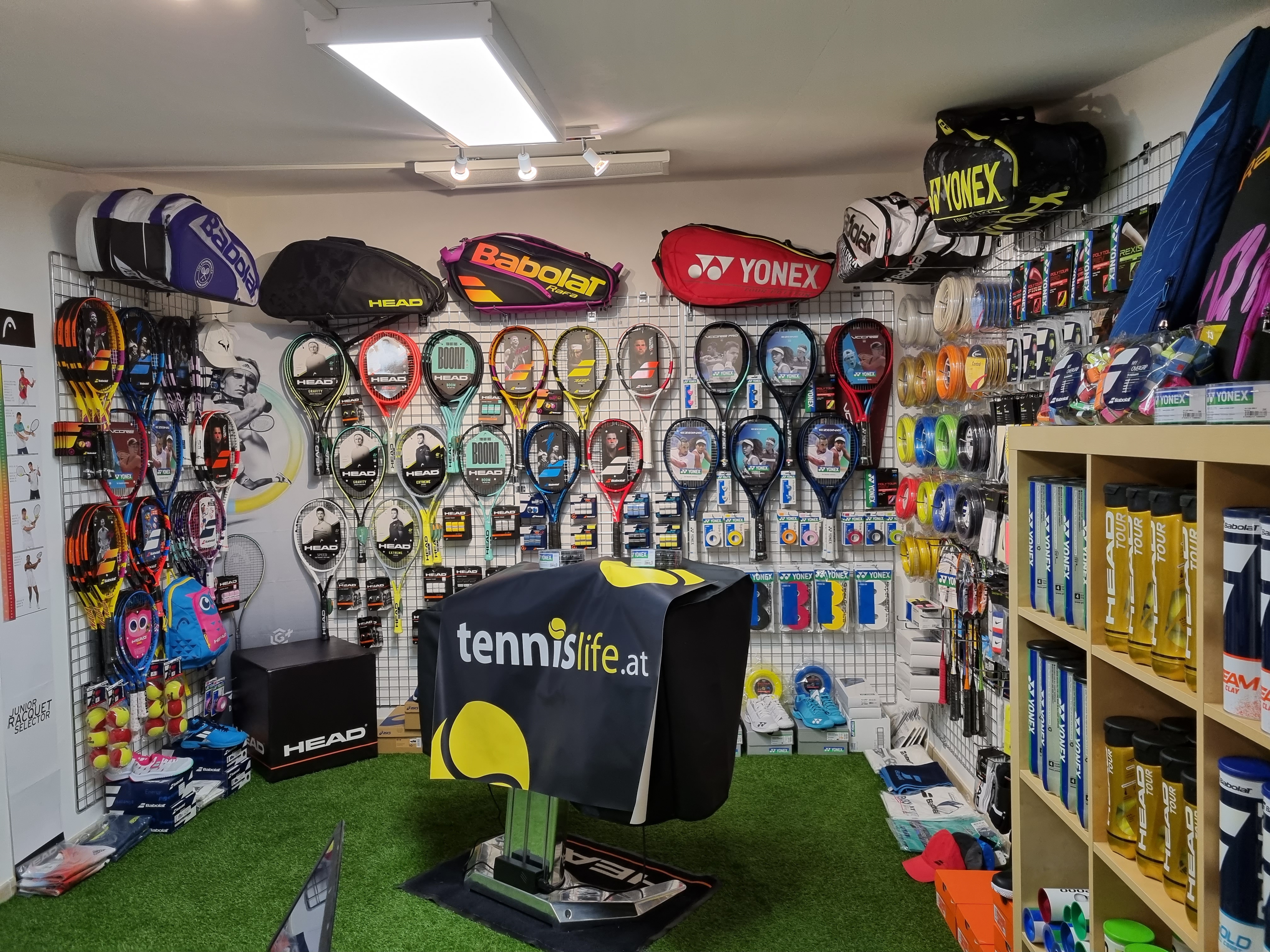 Online Tennisshop mit Tennisschläger, Tennissaiten, Tennisbälle und Tennistaschen.